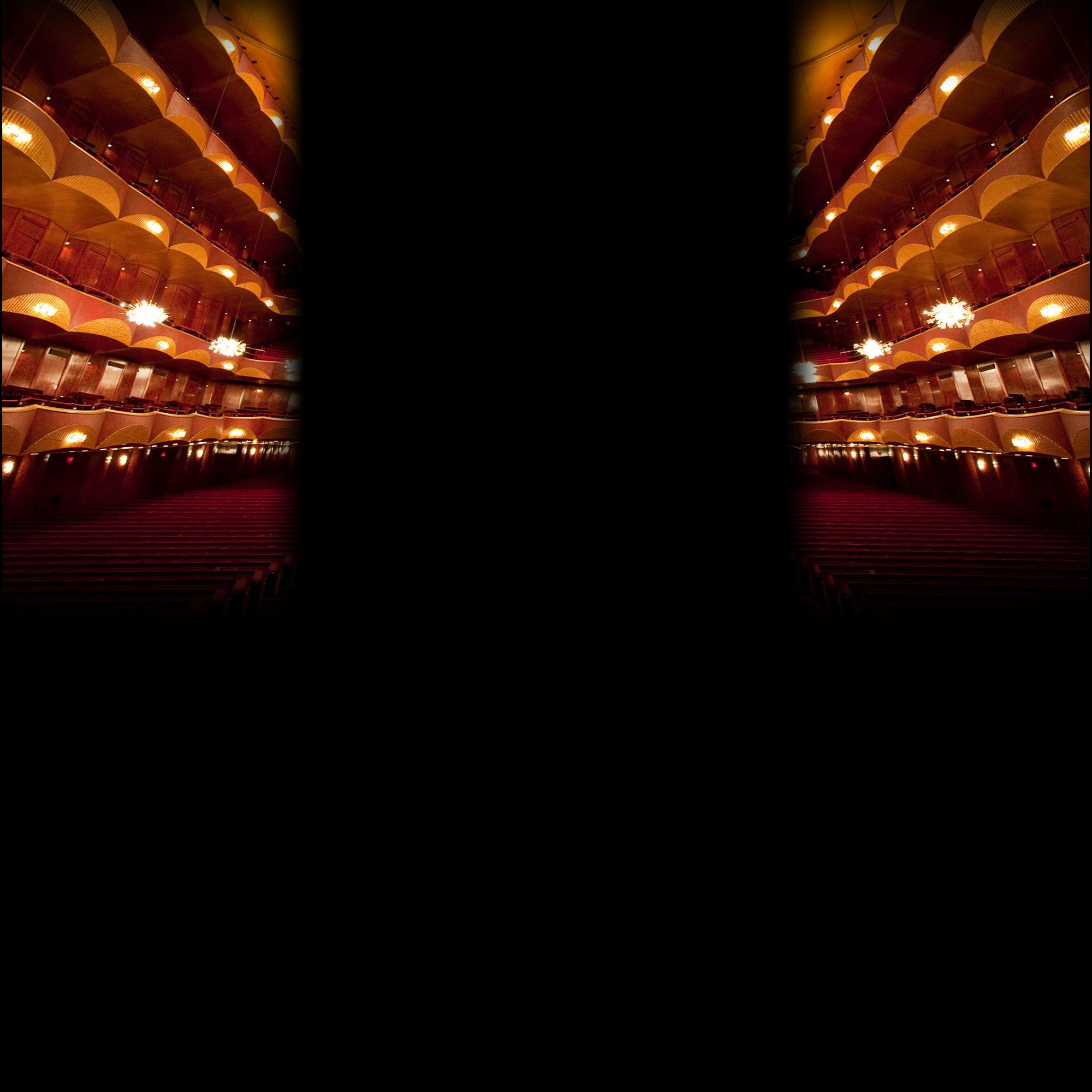 Vue symétrique d'une salle de cinéma ornée avec balcons étagés, éclairage chaud doré et rouge, ambiance grandiose et élégante